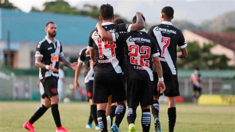 no maracanã vasco entra em campo para superar o abc e seus próprios problemas lance