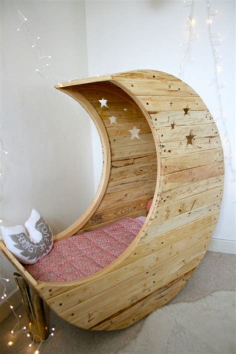 Da es inzwischen eine große leidenschaft von sari und christian geworden ist, immer wieder neue möbel aus europaletten zu entwerfen, wollten sie für ihre tochter na klar ein kinderbett aus europaletten selber bauen. Mond Babywiege aus Europaletten