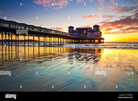 Puesta De Sol Sobre El Grand Pier En Weston Super Mare Somerset