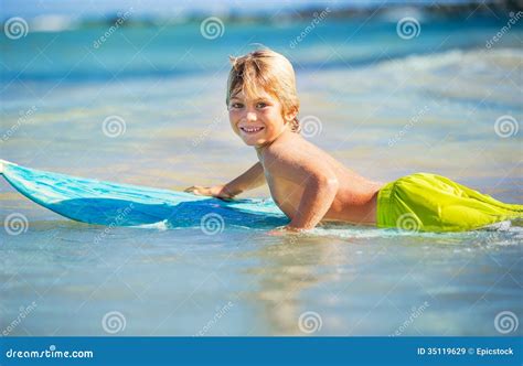 Giovane Ragazzo Felice Nell Oceano Sul Surf Immagine Stock Immagine Di Adolescenti Maui