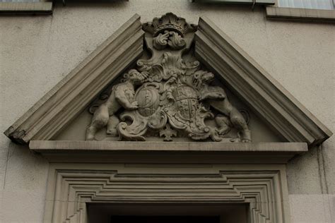 Am eingang des glarnerlandes steht ein imposanter palais: Freulerpalast Näfels ( Schloss - Château ) im Dorf Näfels ...