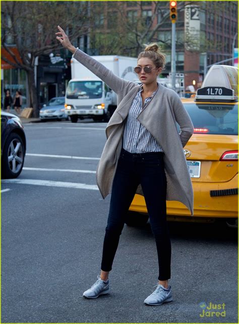 Gigi Hadid Successfully Hails A Cab In Nyc Photo Photo