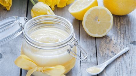 Some Home Remedies Of Curd To Treat Dandruff