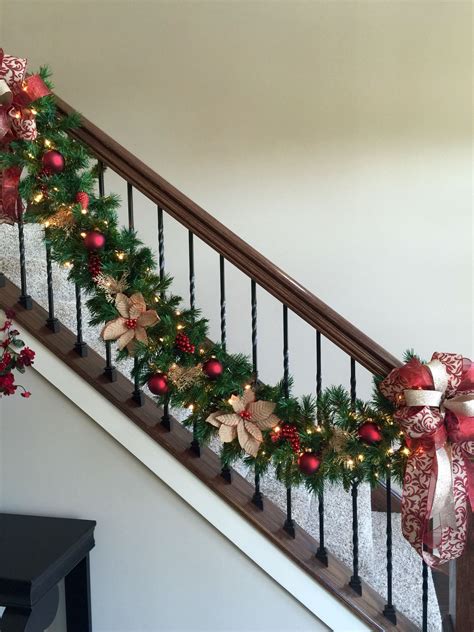 30 Christmas Garland On Staircase