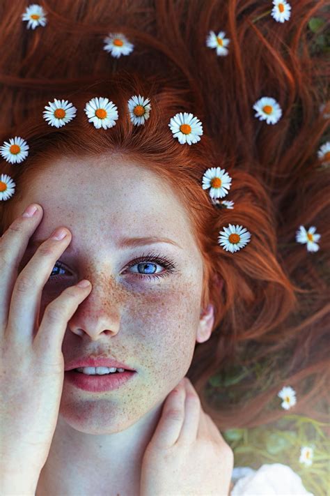 배경 화면 얼굴 여자들 빨간 머리 모델 초상화 꽃들 파란 눈 주근깨 피부 어린이 소녀 아름다움 단맛