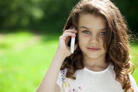 retrato de una niña joven hermosa que llama por el teléfono fotos de stock descarga 14 fotos