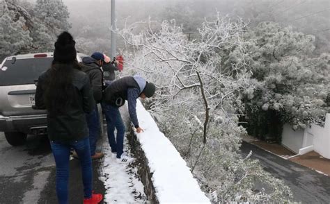 Los regiomontanos difundieron imágenes, mediante las redes sociales que pasarán a la posteridad, debido a que es un fenómeno que tenía años de no ocur. Cae nieve en Monterrey, Nuevo León - Mirador Digital