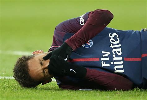 Psg Striker Neymar Cried As He Was Carried Off The Pitch Business Insider