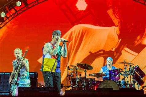 Check Out This Red Hot Chili Peppers Cover Of Radioheads Pyramid Song