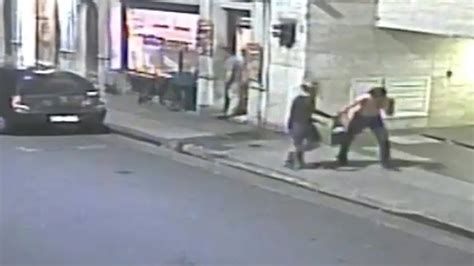 Video Así Fue El Brutal Ataque A Puñaladas A Un Turista Inglés En La Puerta De Un Hostel Del