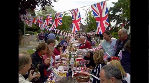 brits celebrate queen s diamond jubilee with street parties youtube