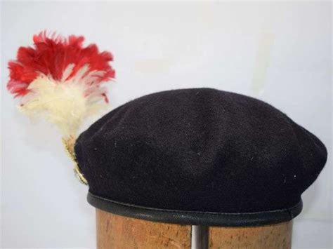 70 Vintage British Royal Regiment Of Fusiliers Beret With Badge