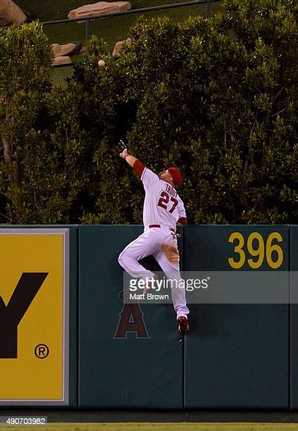 Mike Trout Catch Photos And Premium High Res Pictures Getty Images