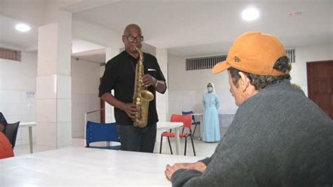 Saxofonista Visita O Recanto Dos Idosos E Toca Para Alegrar A Tarde