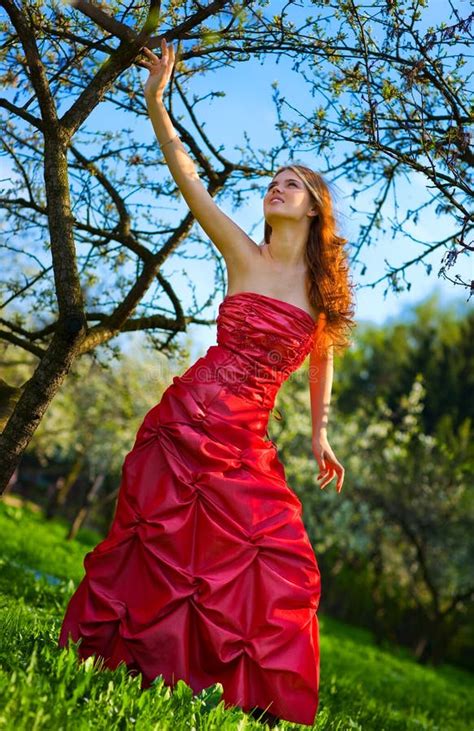 Jeune Femme Dans La Robe Rouge Dans Le Jardin Image Stock Image Du