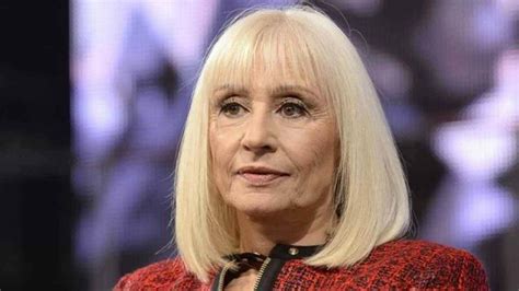 She was well known in europe and latin. Raffaella Carrà irriconoscibile, addio caschetto biondo ...