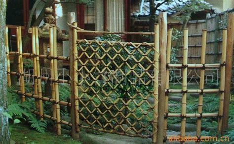 Dulu bambu banyak digunakan untuk bahan bangunan, namun seiring berkembangnya teknologi, banyak yang beralih ke bahan lain seperti kaca. 21 Desain Pagar Bambu Minimalis Modern | RUMAH IMPIAN