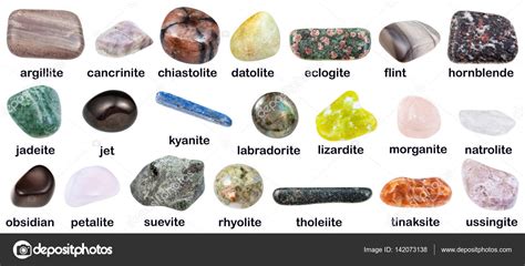 Hieronder vallen visuele aspecten zoals kleur, glans, vuur, doorzichtigheid en lichteffecten. collectie van verschillende edelstenen met namen ...
