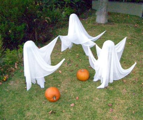 Make Flying Ghosts For Outdoor Halloween Displays
