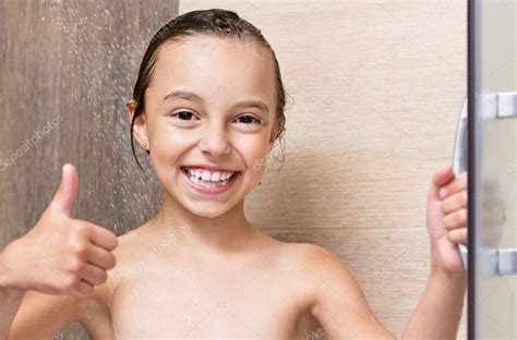 Kleines Mädchen im Badezimmer Stockfotografie lizenzfreie Fotos