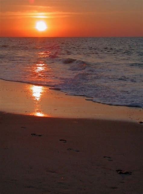 Footprints on a sandy beach. 10 Best images about Foot prints in the sand on Pinterest ...