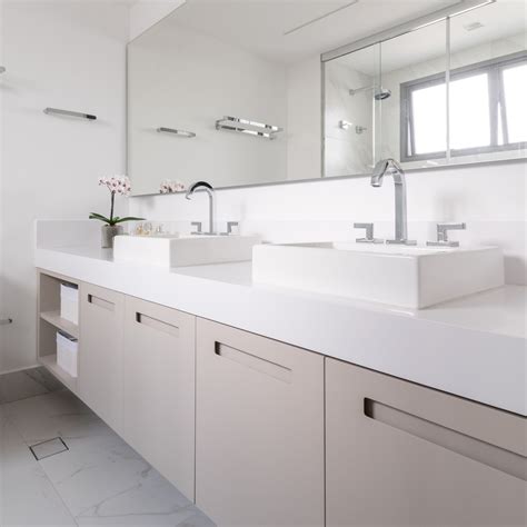 Banheiro contemporâneo todo branco com marcenaria fendi Decor Salteado