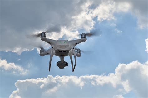 무료 사진 푸른 하늘 장치 Dron 플 라 잉 현대 프로 펠 러 기술 비행