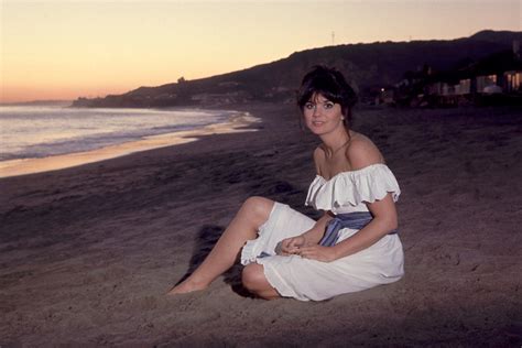 Linda Ronstadt Sells Catalog To Irving Azoffs Iconic Artists Group