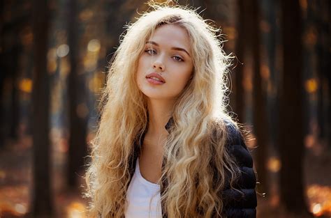 Ann Nevreva Long Hair Juicy Lips Women Blonde Jacket Curly Hair