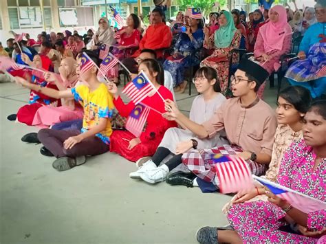 Selain itu, kepelbagaian agama di malaysia juga perlu diberi keutamaan demi mengekalkan kukuhan perpaduan antara kaum dengan mengamalkan semangat perkongsian, saling menghormati dan menanam sikap toleransi sesama rakyat malaysia. Wacana Merdeka Bukti Perpaduan Kaum Diterap Di Sekolah ...