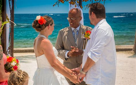 Benefits Of Getting Married On The Beach • Weddings Roatan