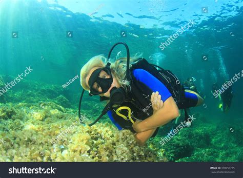 Beautiful Blonde Woman Scuba Diving Instructor Stock Photo 310955735