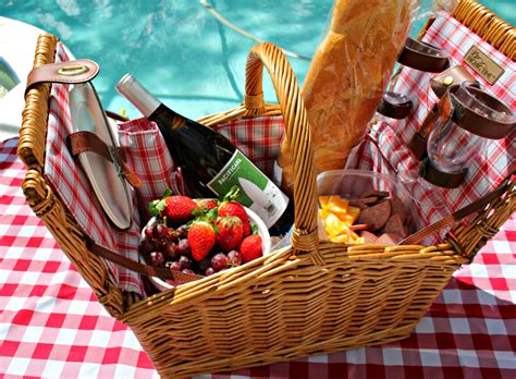 What Goes In A Romantic Picnic Basket