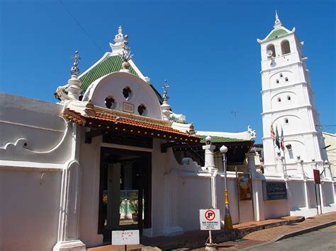 Masjid kampung keling merupakan sebuah masjid yang terletak dalam daerah melaka tengah, melaka, malaysia. カンポン・クリン・モスク (Kampung Kling Mosque マレー語：Masjid Kampung Kling)