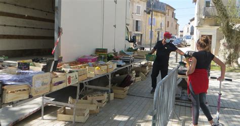 Grillon Le Marché Provençal Maintenu Et Bienvenu