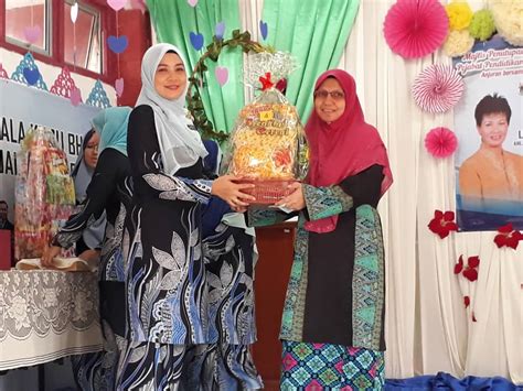 Permainan ini adalah berbentuk permainan bola boling di mana murid dikehendaki memasukkan bola boling tersebut di dalam lubang yang telah dinomborkan. SEKOLAH KEBANGSAAN KUALA KUBU BHARU: NOMBOR BERTUAH ...