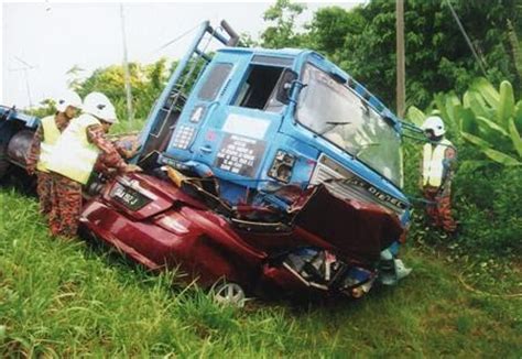 Data on road crash were analysed for a period of 14 years starting from 1985 to 1998 which was gathered from statistical report road crash. Compilation of "Karangan" and Essays: Langkah-langkah ...