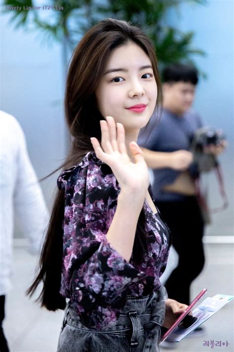 Shared by love poem ♡. ITZY-LiA 190926 Incheon Airport to Thailand