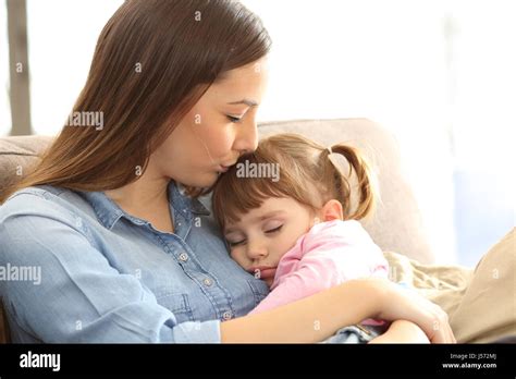 Madre E Hija Abrazándose Y Besándose Fotografías E Imágenes De Alta