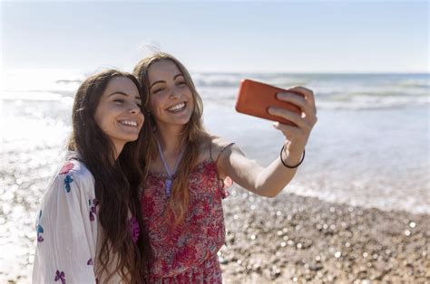 Selfitis Obsessive Taking Of Selfies A Serious Psychological Complex