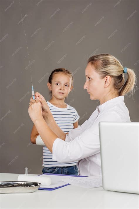 Doctora Pediatra Con Máscara Respiratoria Preparando Inyección Para