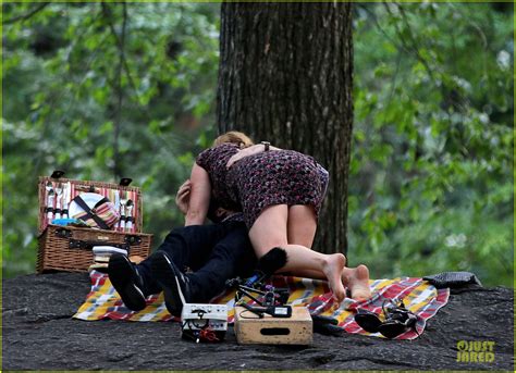 Bill Hader And Amy Schumer Kissing In Central Park For Trainwreck Photo 3145169 Photos