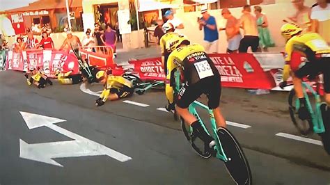Directs commentés, images et vidéos à regarder et à partager ! Vuelta : la chute de l'équipe Jumbo-Visma en vidéo ...