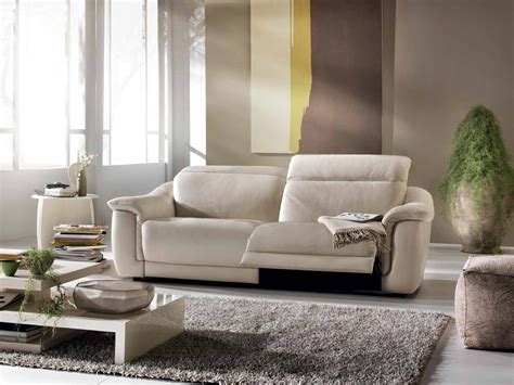 La porta di casa era chiusa dall'interno, cosa che inizialmente ha fatto ipotizzare il suicidio, ma la strana posizione del corpo fa pensare piuttosto ad un drammatico incidente. Divani by Natuzzi DIVANO #VOLARE, con meccanismo #relax ...