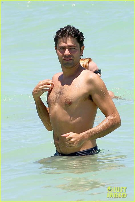 Photo Adrian Grenier Goes Shirtless In Miami 41 Photo 3375761 Just