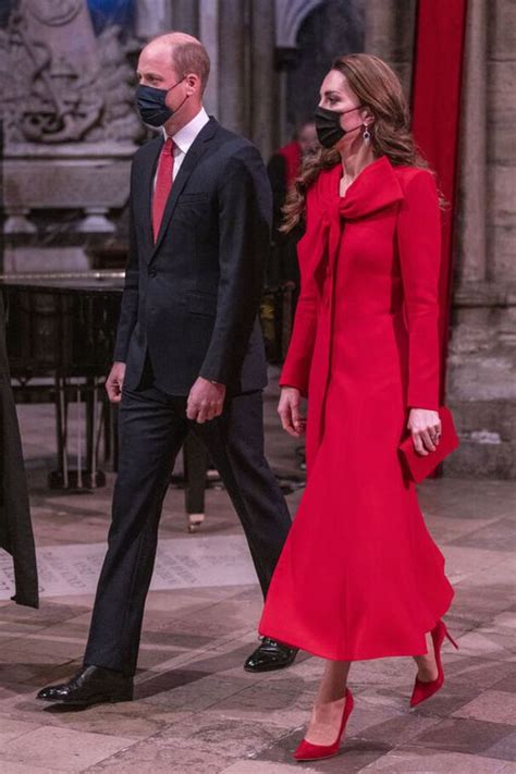 Kate Middleton époustouflante Tout En Rouge Avec Un Wavy Closer