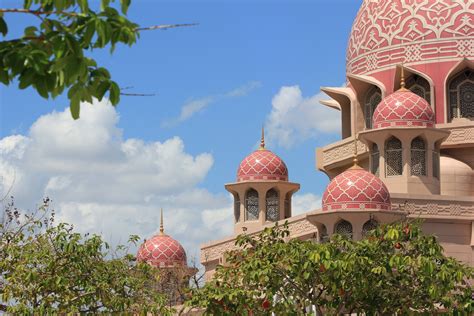 Мечеть 伊斯兰教堂 yīsīlán jiàotáng, 清真寺 qīngzhēnsì, 回教寺 huíjiàosì, 回教堂 huíjiàotáng. 【携程攻略】布城粉红清真寺景点,粉红清真寺位于马来西亚新行政中心布城，也称为布特拉清真寺。整座清…
