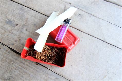 Fani berlari ke depan.pandangan fani tertuju ke arah datangnya kok.setelah kok datang kaki ditekuk ke depan.fani memukul kok ke depan dari bawah menuj … u. Inilah Rokok Khas Masyarakat Sumbawa : Tradisi - Situs ...