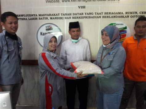 Kantor pusat bank nagari di kota padang, senin (2/11). Bank Nagari Syariah Batusangkar Peduli Tenaga Honorer ...