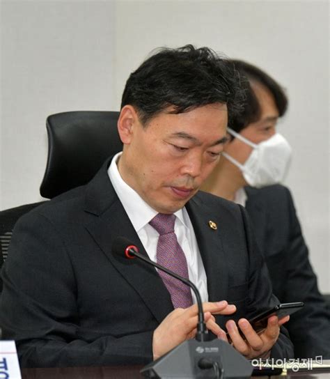 그런데 김오수 법무부 차관의 답변이 논란을 더 부추겼습니다. 포토 휴대폰 확인하는 김오수 법무부 차관 - 아시아경제